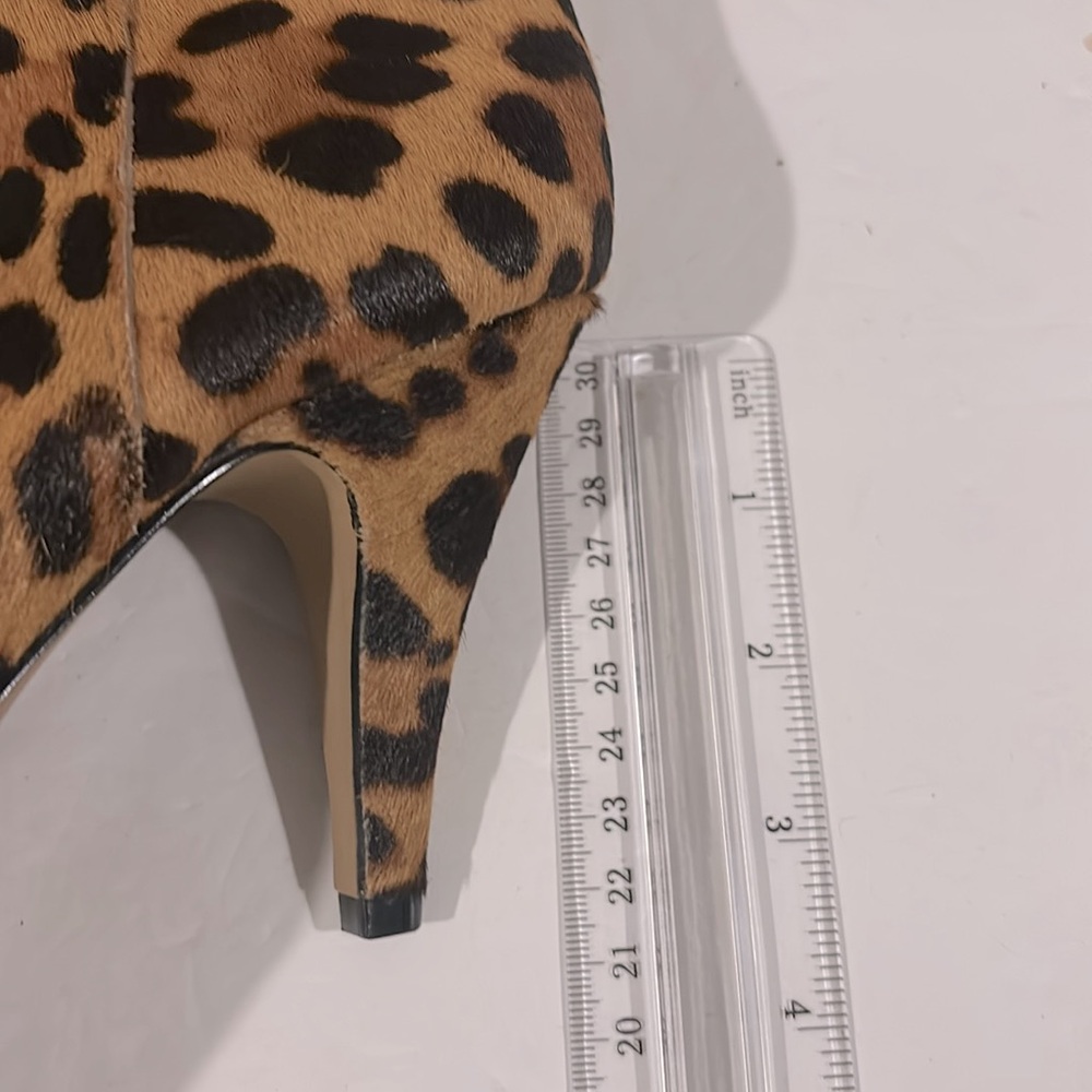 Vince Camuto Nandi 2 Calf Hair Leopard Print Pointed Toe Booties - Size 7.5 - Picture 9 of 10